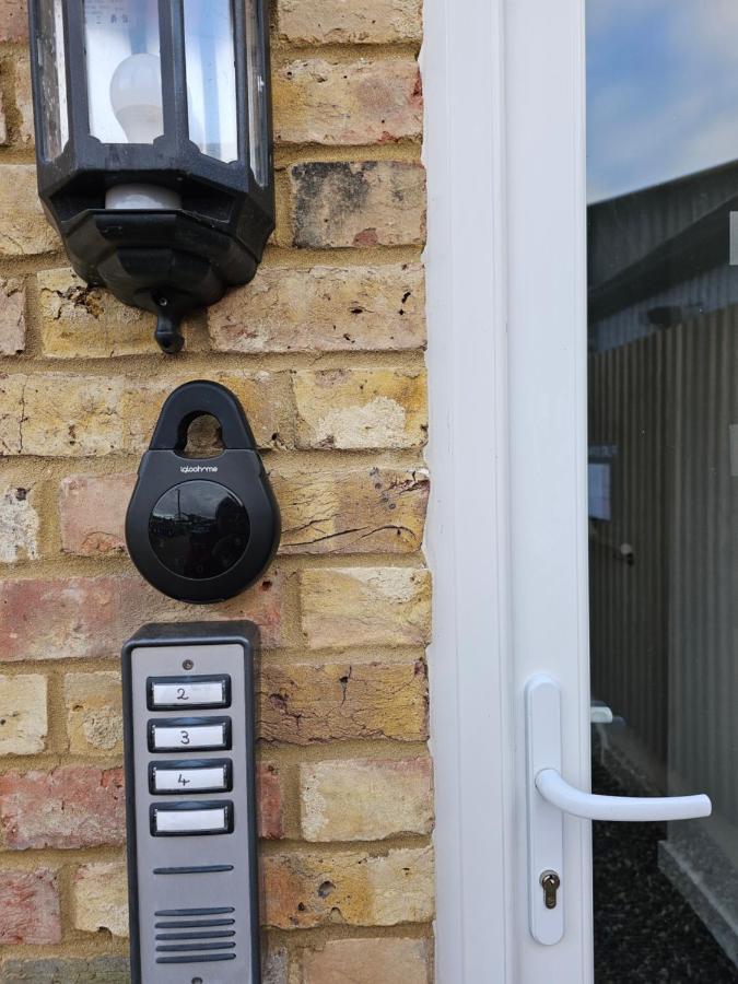 Stylish, Business Traveller Friendly Apartment, With Free Parking And Netflix Farnborough  Habitación foto